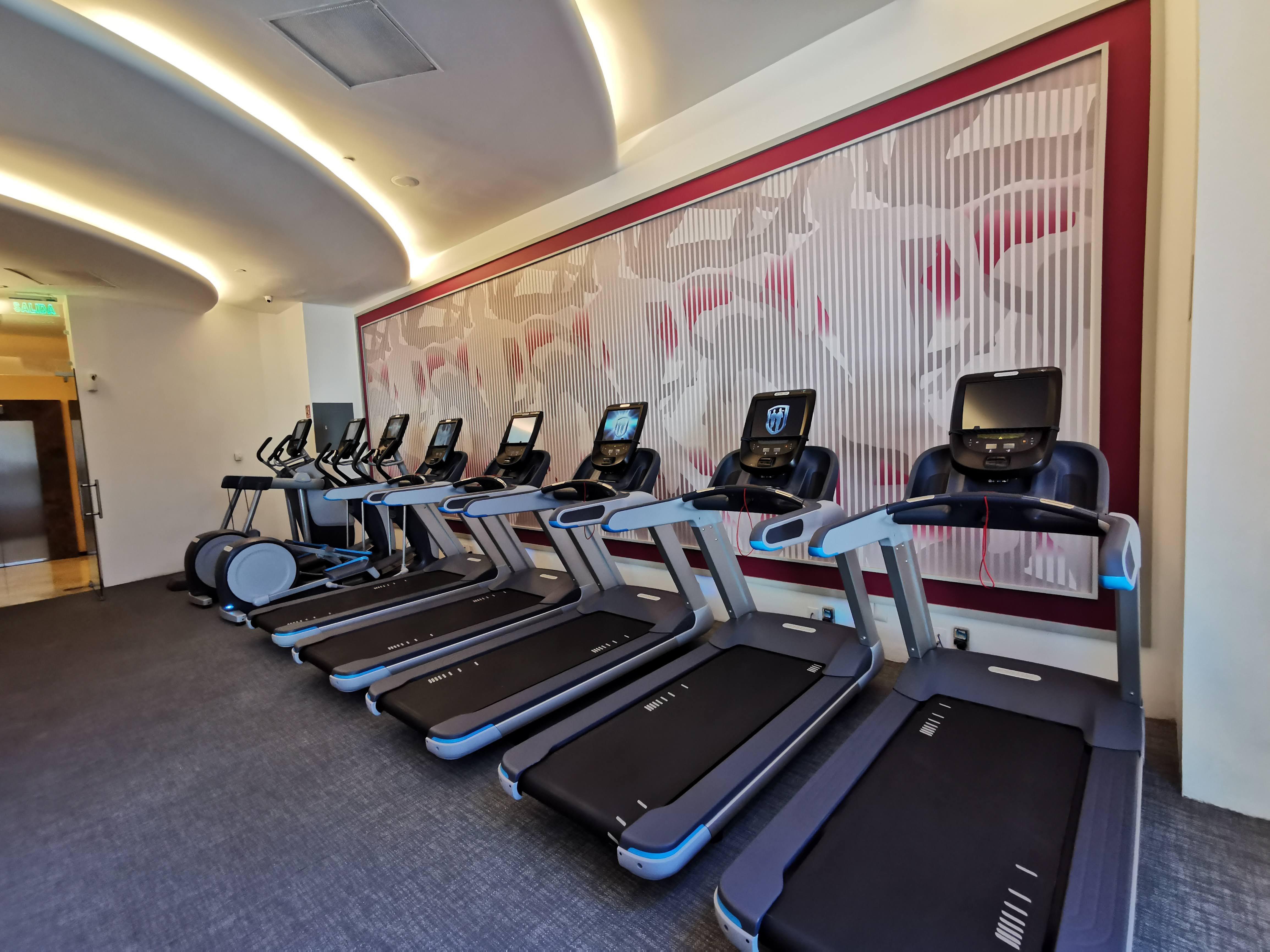 Belair Unique Mexico City Wtc, Trademark By Wyndham Luaran gambar A row of treadmills